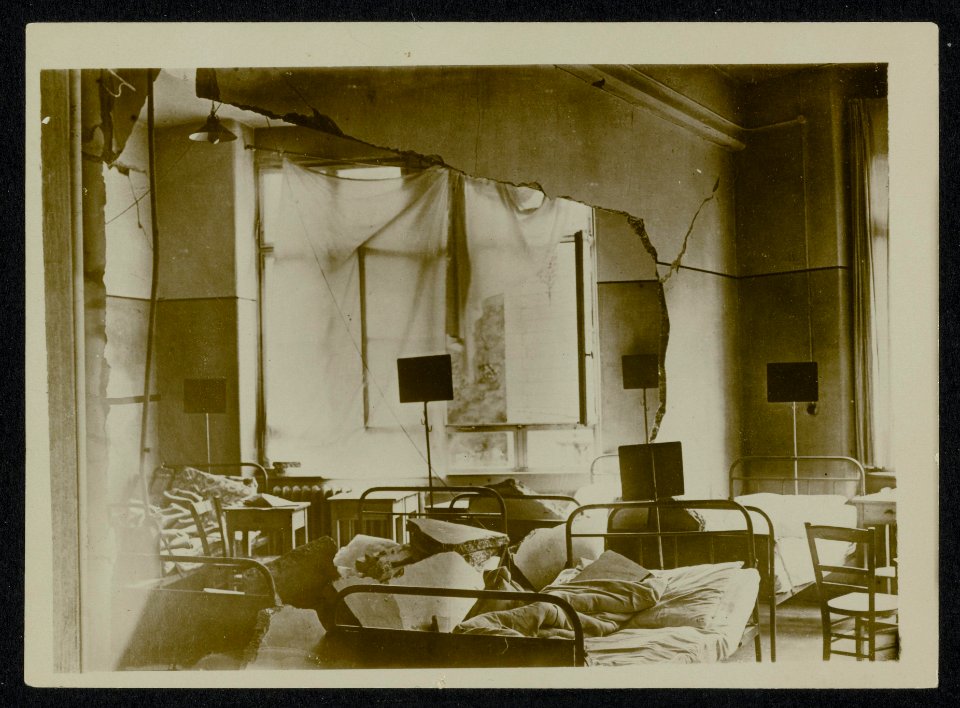 Hospitaal na een bombardement, Bestanddeelnr 158-0353