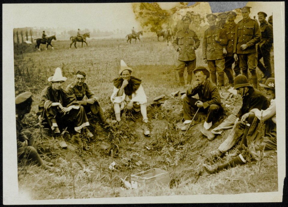 Horse show behind the lines - the funny party resting after their sport making, Bestanddeelnr 158-0075