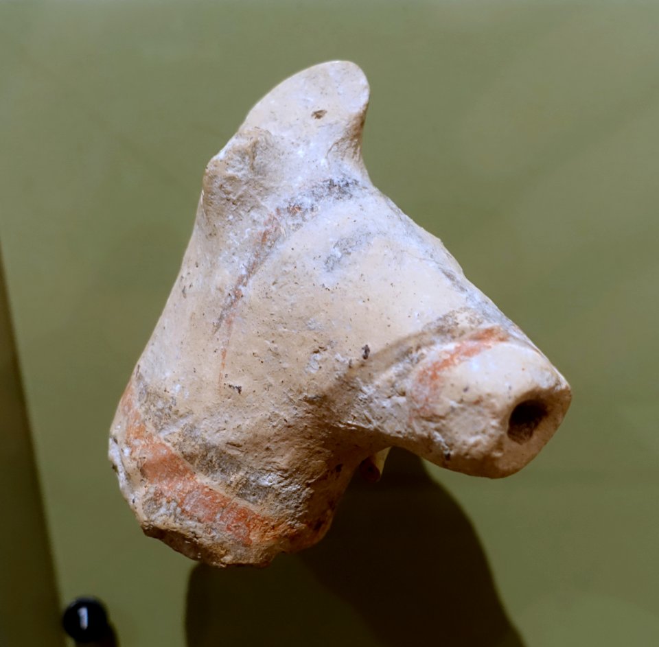 Horse head figurine with black and red harness trappings, Samaria, Iron Age II, painted terracotta - Harvard Semitic Museum - Cambridge, MA - DSC06039
