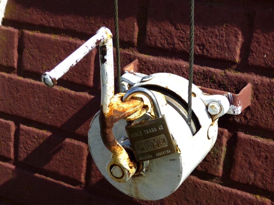 Padlock crank iron