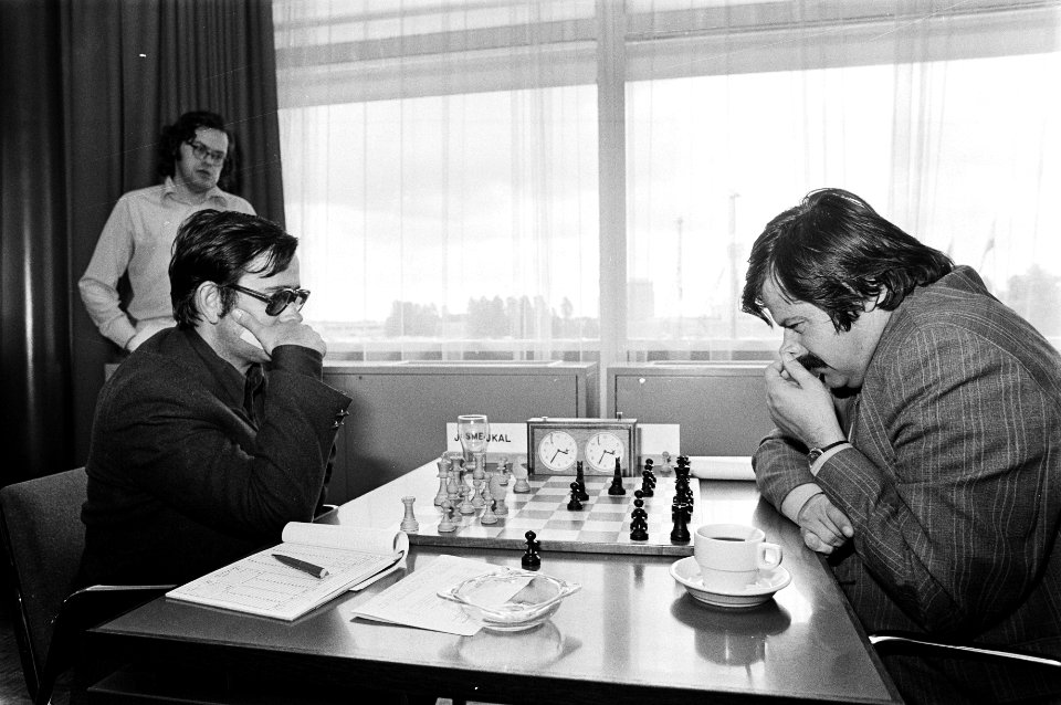 Hort (l) tegen Smejkal (r), Ree (achtergrond) kijkt toe, Bestanddeelnr 930-3641