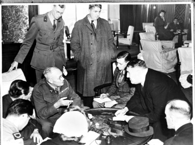 Hospitaalschip Oranje Kapitein-arts geeft uitleg aan journalisten in lounge, Bestanddeelnr 900-8393