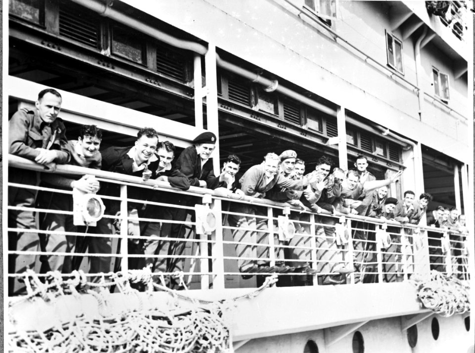 Hospitaalschip Oranje Opvarenden langs de reling, Bestanddeelnr 900-8397