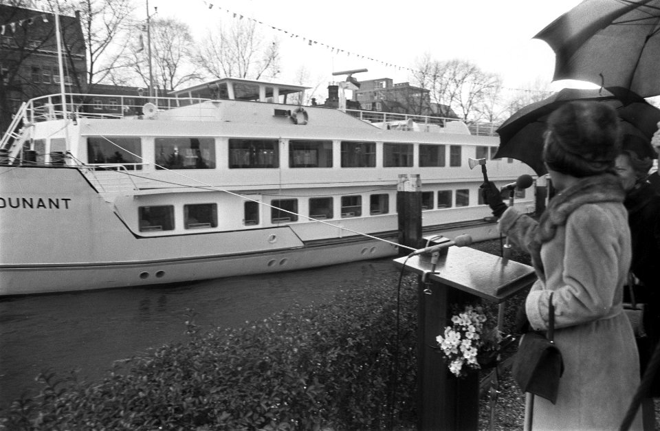 Hospitaalschip Henri Dunant gedoopt door prinses Margriet in Rotterdam, Bestanddeelnr 926-2418