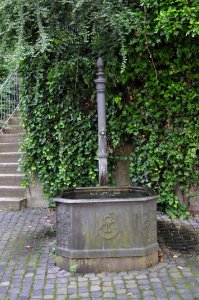 Hornau, Hornauer Straße, Brunnen
