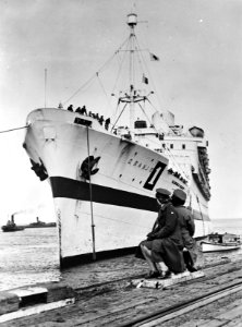 Hospitaalschip Oranje in Australië Aan wal twee vrouwelijke militairen, Bestanddeelnr 900-8400