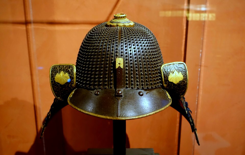 Hoshibachi kabuto (riveted helmet) with crest of the Matsudaira clan, Japan, mid Edo period, 1700s AD, iron, lacing, gold, lacquer, leather - The Ann and Gabriel Barbier-Mueller Museum - DSC05574