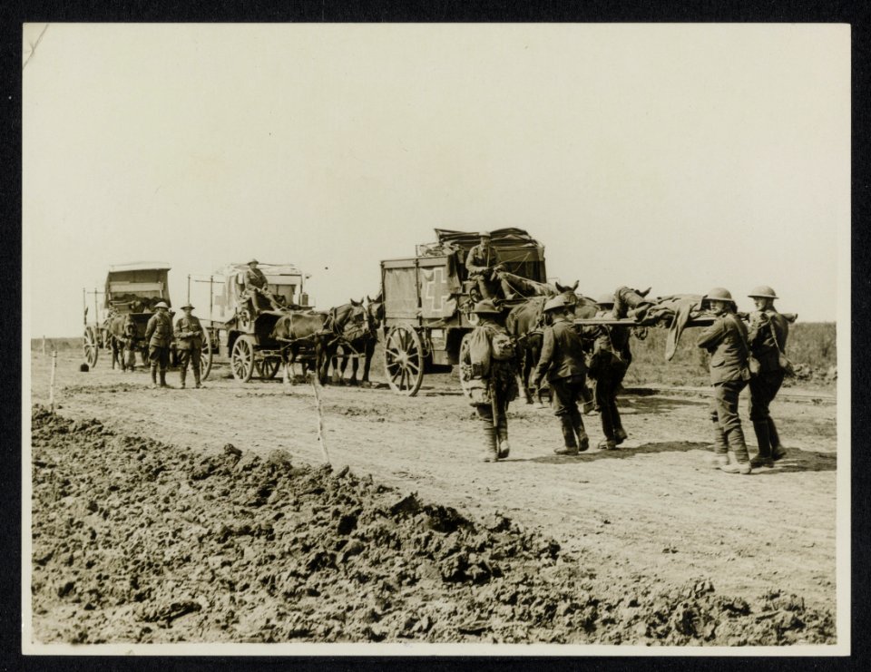 Horse ambulance waiting on an open track, with a streched case just arriving, Bestanddeelnr 158-1034