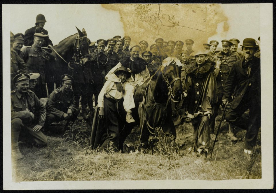 Horse show behind the lines - the funny party resting after their sport making, Bestanddeelnr 158-0077