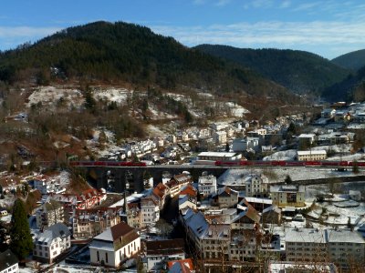 Hornberg-viadukt-mit-zug