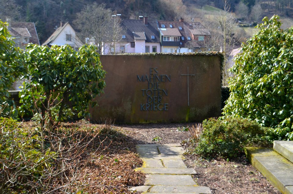 Hornberg, Denkmal Es mahnen die Opfer der Kriege neben der evengelischen Kirche