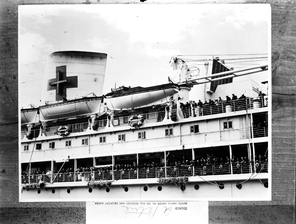 Hospitaalschip Oranje arriveert in Melbourne, met aan boord gewonde Australisc, Bestanddeelnr 934-9079