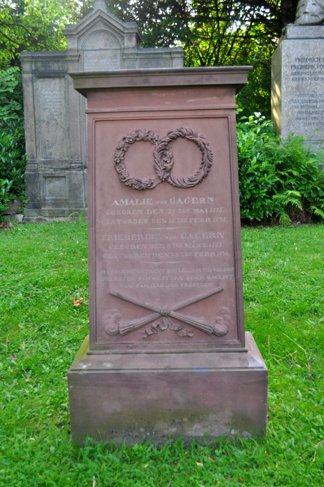 Hornau, Grab von Amalie von Gagern (1776-1838) und Friederike von Gagern (1767-1838)