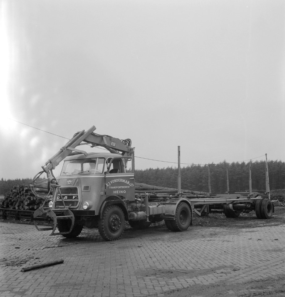 Houtopslagplaatsen, vrachtwagens, takelwagens, Bestanddeelnr 253-5539