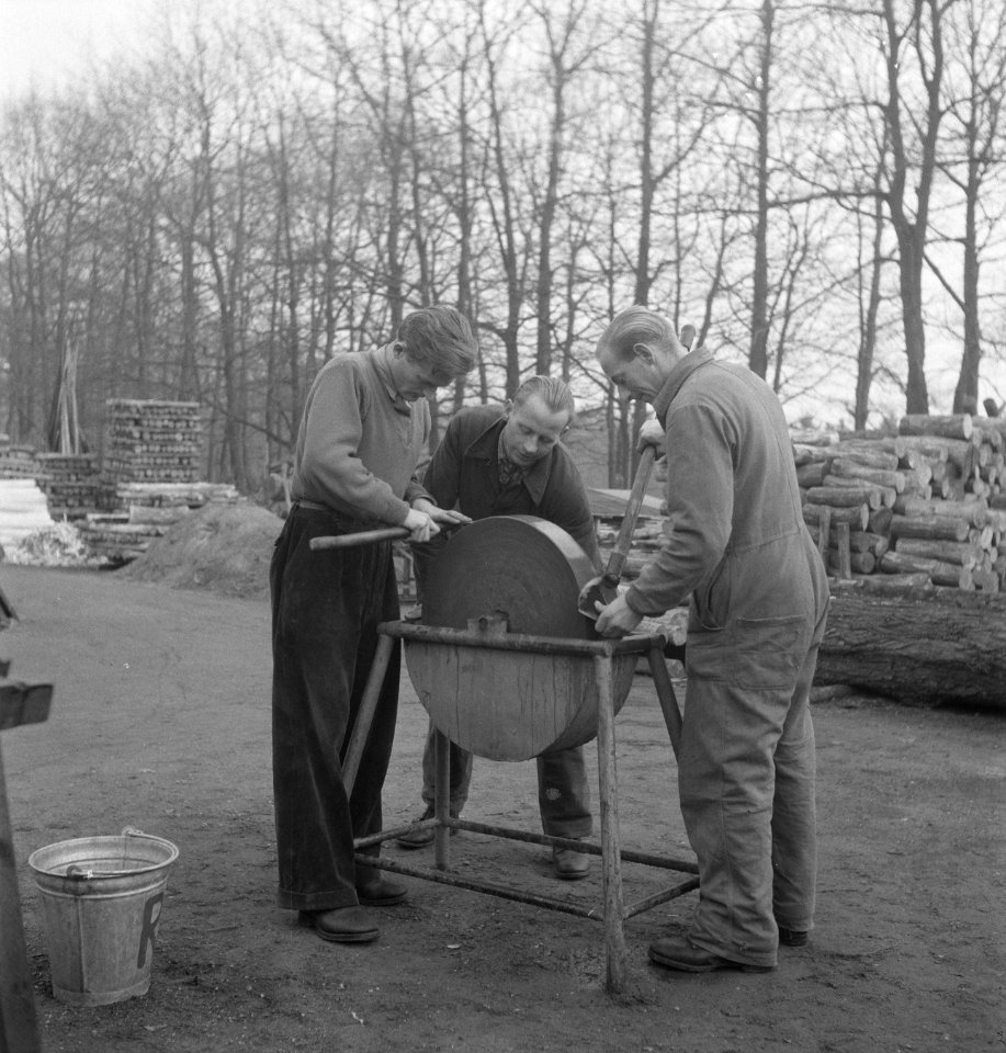 Houtbewerking, arbeiders, gereedschappen, slijpstenen, Bestanddeelnr 251-7769