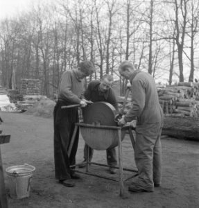 Houtbewerking, arbeiders, gereedschappen, slijpstenen, Bestanddeelnr 251-7769