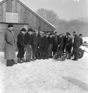 Houtbewerking, gebouwen, schuren, sneeuw, arbeiders, Bestanddeelnr 251-8369
