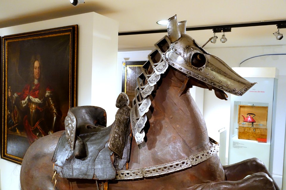 Horse armor with saddle, perhaps from Braunschweig, 1542 AD, iron, leather, wood - Braunschweigisches Landesmuseum - DSC04971