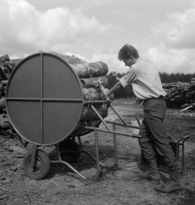 Houtbewerking, arbeiders, karren, boomstammen, kruiwagens, houtopslagplaatsen, v, Bestanddeelnr 253-5198