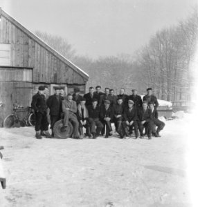 Houtbewerking, gebouwen, schuren, sneeuw, arbeiders, Bestanddeelnr 251-8367
