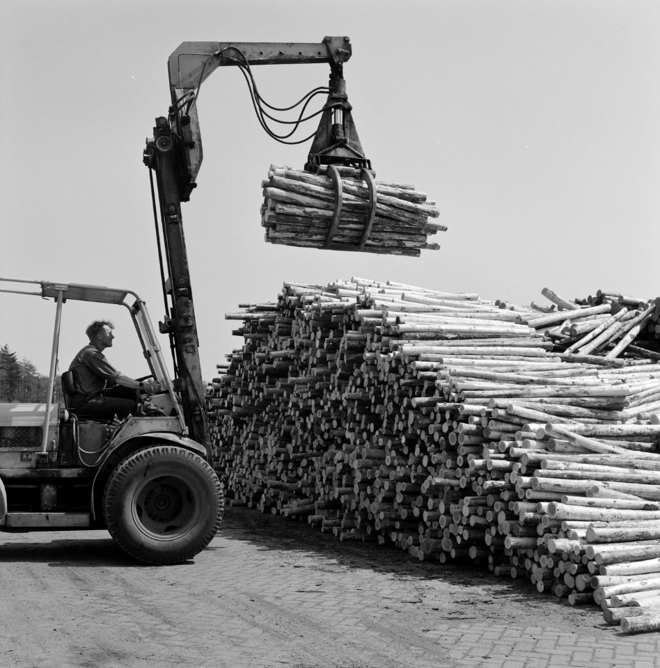 Houtbewerking, houtopslag, heftrucks, Rechteren, Bestanddeelnr 250-8067