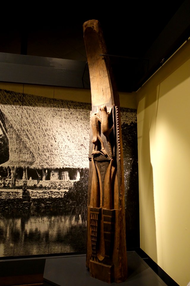 House post with animal motifs, Yap, Caroline Islands, 1904 - Ethnological Museum, Berlin - DSC01178