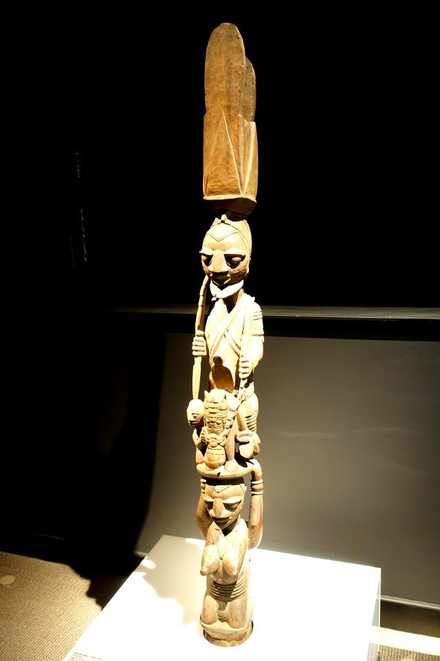 House post by Obembe Alaye (1869-1939), Nigeria, Yoruba, 20th century AD, wood - Ethnological Museum, Berlin - DSC02192