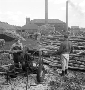 Houtopslagplaatsen, boomstammen, arbeiders, machines, Bestanddeelnr 251-9750