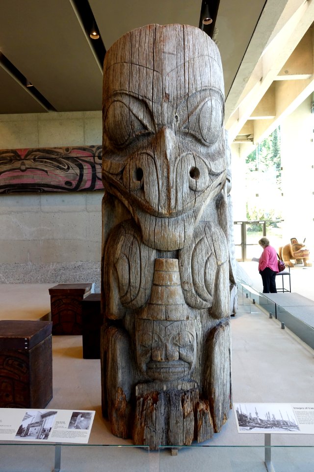 House-front pole, Haida, Tanu, Haida Gwaii, c. 1870, red cedar - Museum of Anthropology, University of British Columbia - DSC08740