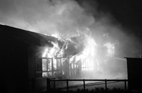 Houten school in Amsterdam-Noord geheel uitgebrand, Bestanddeelnr 920-7414