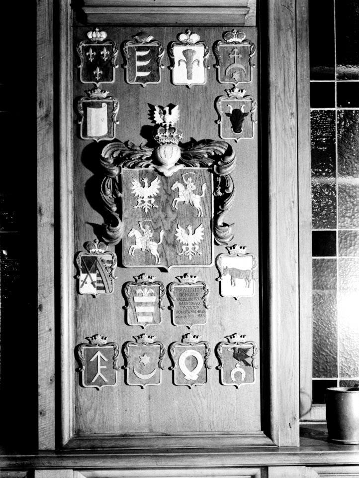 Houten paneel met familiewapens van bekende Poolse families in wijnhuis Fukier, Bestanddeelnr 190-0615