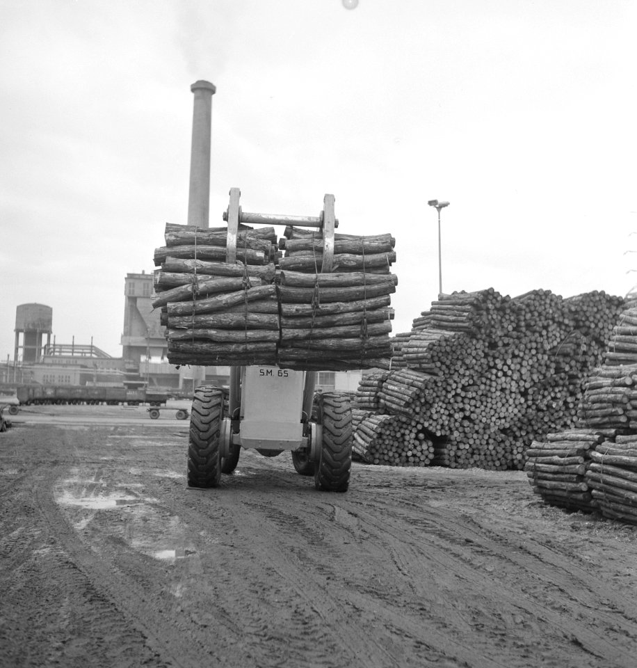 Houtopslagplaatsen, boomstammen, machines, werktuigen, Bestanddeelnr 251-8744