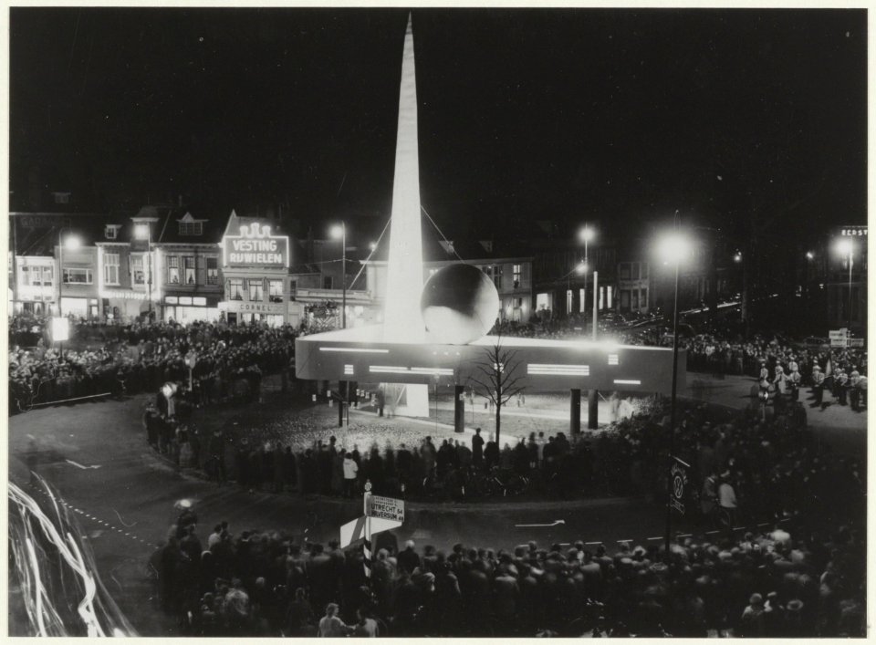 Houtplein. Lichtmonument naar een ontwerp van Nico Andriessen (1923-1996) i.v.m. de opening van de bollentijd, ziende naar het noordoosten. NL-HlmNHA 54025535