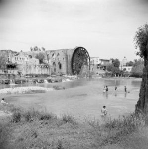 Houten waterrad aan de Orontes met het aquaduct in Hama, Bestanddeelnr 255-6011