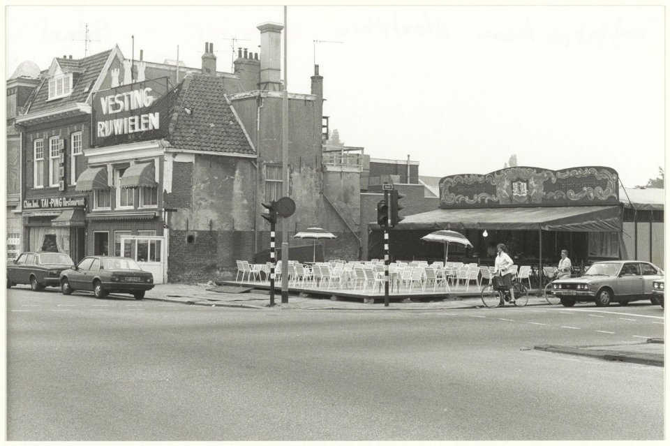 Houtplein, hoek Baan. De lege plek waar hotel café restaurant van Aken stond is tijdelijk opgevuld door een oud-hollandse poffertjeskraam. Oriëntatie ziende naar het noordoosten