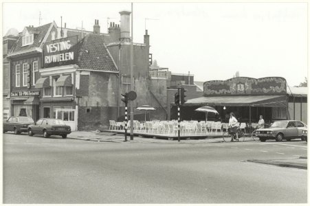 Houtplein, hoek Baan. De lege plek waar hotel café restaurant van Aken stond is tijdelijk opgevuld door een oud-hollandse poffertjeskraam. Oriëntatie ziende naar het noordoosten
