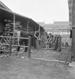Houthakkers, houtopslagplaatsen, houtbewerking, Bestanddeelnr 251-7383