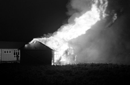 Houten school in Amsterdam-Noord geheel uitgebrand. De school bij de Bannebuiksl, Bestanddeelnr 920-7416