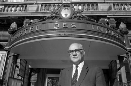 Hotel des Indes , Den Haag sluit vandaag, eigenaar J J Rey voor ingang, Bestanddeelnr 925-0886