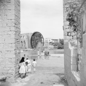 Houten waterrad aan de Orontes in Hama Kinderen spelend in de rivier, Bestanddeelnr 255-6008