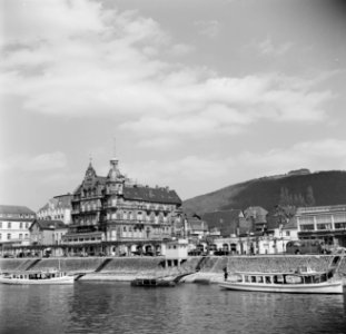 Hotel Loreley in Königswinter, op de achtergrond de Petersberg, Bestanddeelnr 254-1051