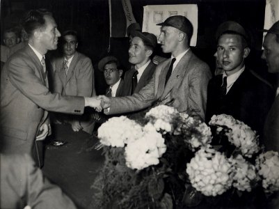 Hotel de Leeuwerik aan de Kruisstraat 30-32. Op de feestreceptie t.g.v. het afdelings-kampioenschap kwam wethouder Geluk zijn felicitaties aanbieden. Verder v.l.n.r. Boeree, C. de Voogd, N. Jacob, W. 