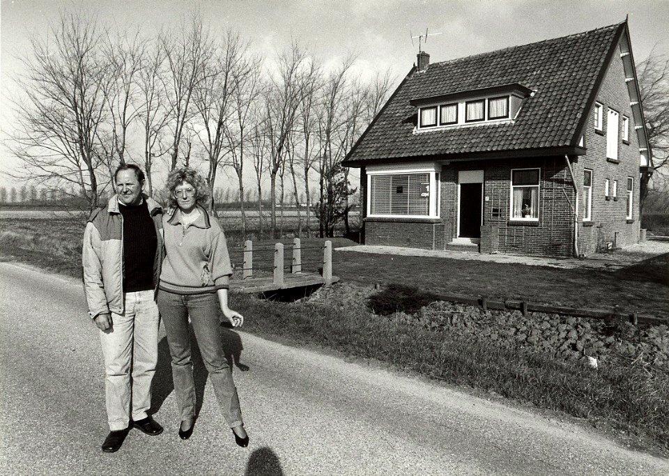 Houtrakpolder, Noorderweg 17, de Fam. Piet Vink. Aangekocht van United Photos de Boer bv. - Negatiefnummer 32042 k 7 a. - Gepubliciteerd in het Haarlems Dagblad van 17.03.1990. Identificatienummer 54-