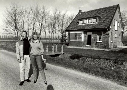 Houtrakpolder, Noorderweg 17, de Fam. Piet Vink. Aangekocht van United Photos de Boer bv. - Negatiefnummer 32042 k 7 a. - Gepubliciteerd in het Haarlems Dagblad van 17.03.1990. Identificatienummer 54-