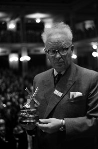 Houtdag 1962, in het Kurhaus, de zilveren houtzaagmolen uitgereikt aan de heer A, Bestanddeelnr 914-4275