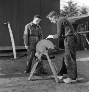 Houtbewerking, arbeiders, gebouwen, werktuigen, slijpen, slijpstenen, Bestanddeelnr 251-8029