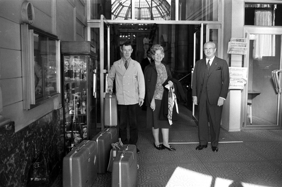 Hotel des Indes , Den Haag sluit vandaag, gasten verlaten hotel, Bestanddeelnr 925-0887