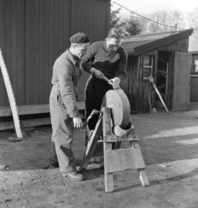 Houtbewerking, arbeiders, gebouwen, werktuigen, slijpen, slijpstenen, Bestanddeelnr 251-8028