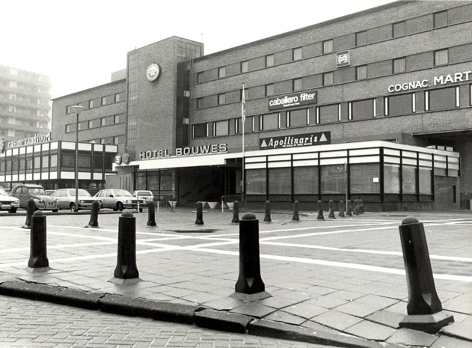 Hotel Bouwes met links het Casino Zandvoort, aan de Burgemeester Engelbertsstraat Badhuisplein, ziende naar het zuidwesten. Aangekocht in 1982 van fotograaf C. de Boer. - Negatiefnummer 2031, NL-HlmNHA 54010752