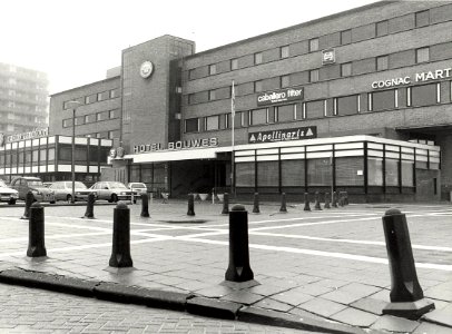 Hotel Bouwes met links het Casino Zandvoort, aan de Burgemeester Engelbertsstraat Badhuisplein, ziende naar het zuidwesten. Aangekocht in 1982 van fotograaf C. de Boer. - Negatiefnummer 2031, NL-HlmNHA 54010752